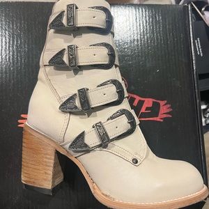 NWT Free Bird BELLADONNA Boots🔥🧡